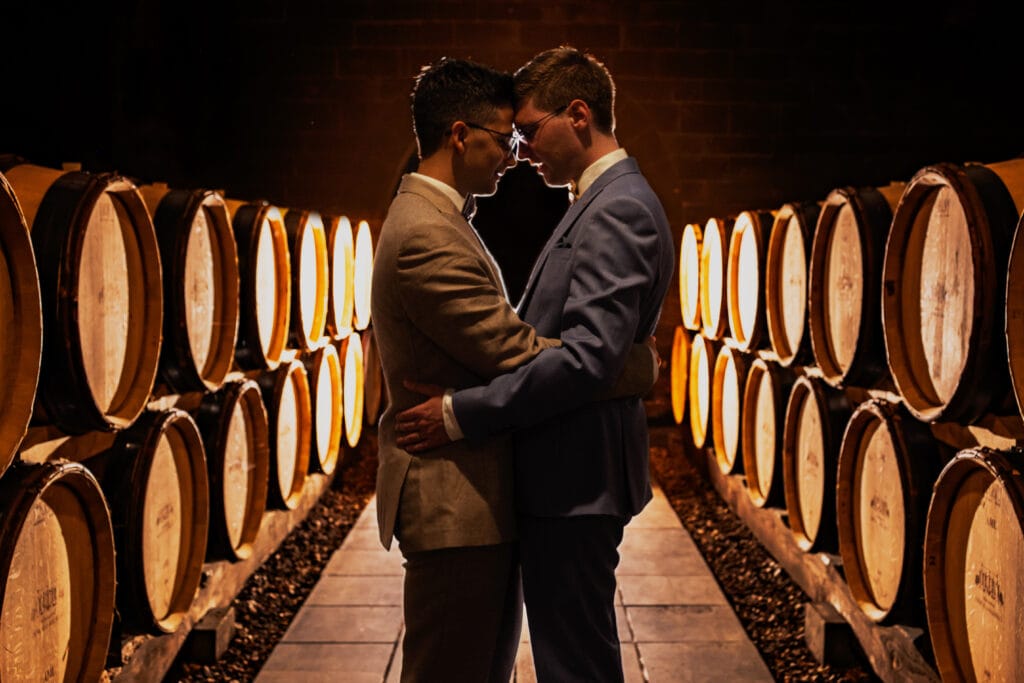 Huwelijksfoto koppel tussen de wijnvaten