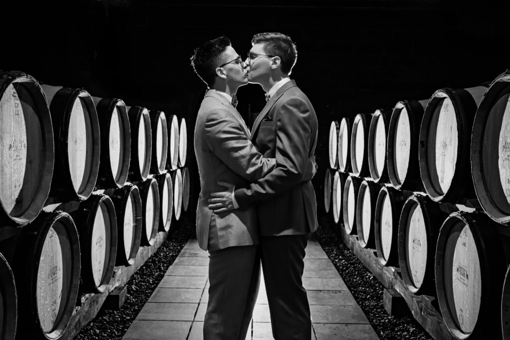 Kussend huwelijkskoppel tussen wijnvaten wijnkasteel Genoels Elderen
