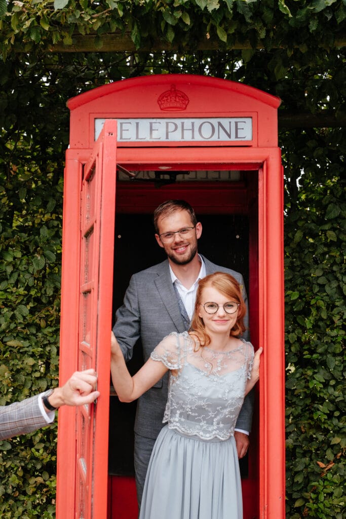 Bruidspaar in Engelse telefooncel