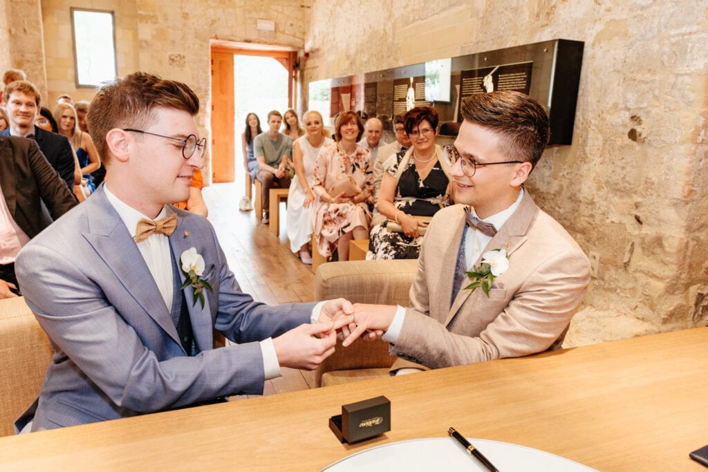 Homohuwelijk waarbij de ene bruidegom de ring aandoet bij andere bruidegom in domein Pietersheim te Lanaken