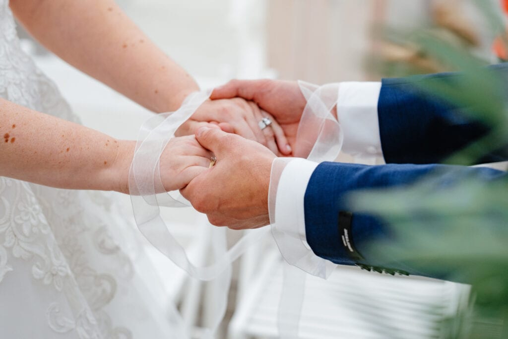 Ritueel van de handen binden tijdens huwelijksplechtigheid