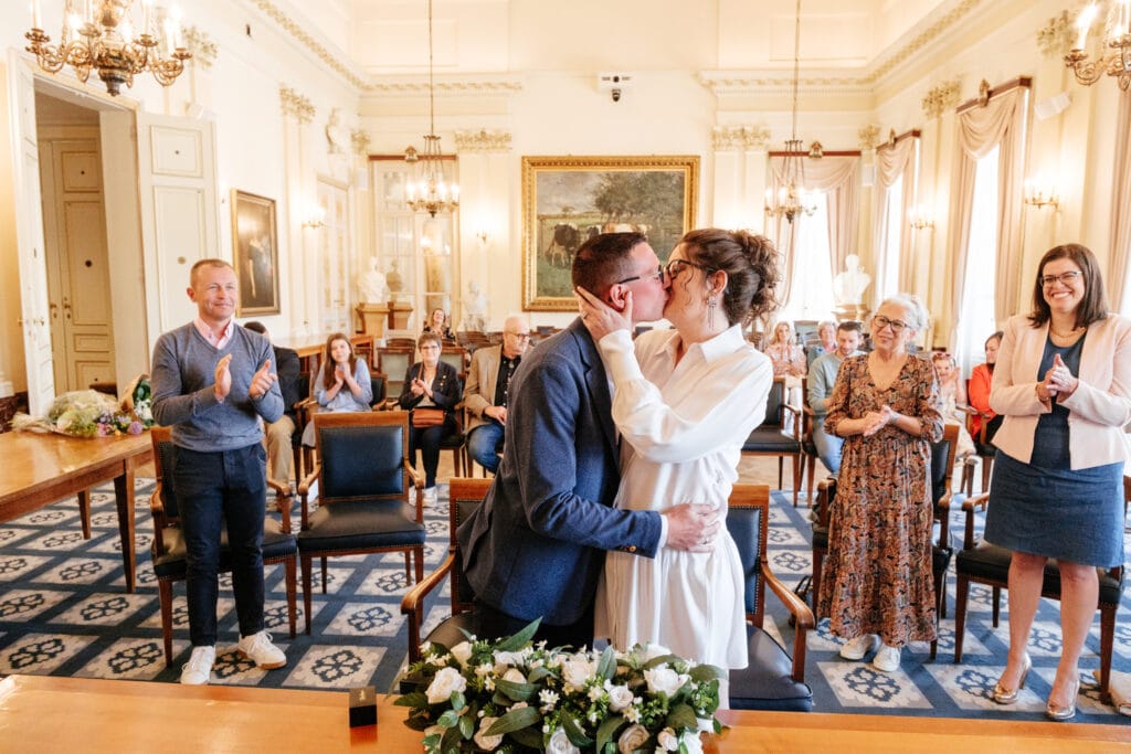 eerste kus tijdens huwelijk plechtigheid in stadhuis van Tienen