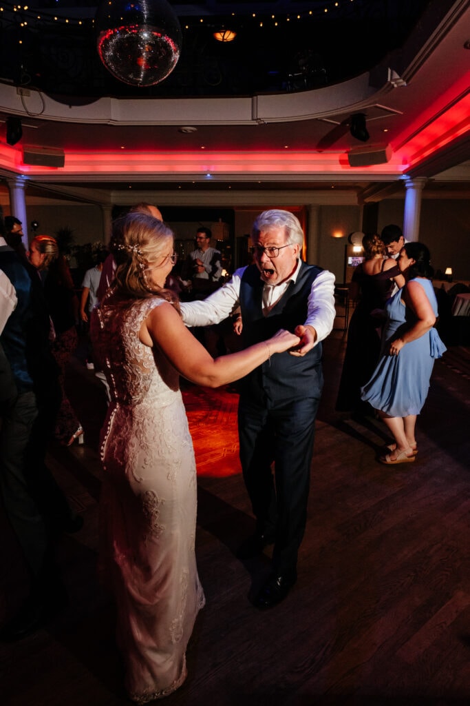Bruidegom en vader gaan uit de dans op dansvloer 't Rietlaer