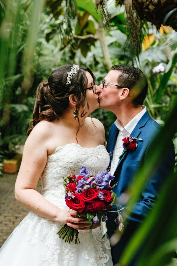 Kussend bruidspaar in de plantentuin te Meise