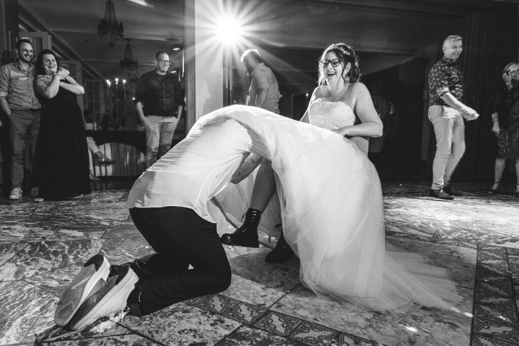 Bruidegom kruipt onder rok bruid op dansvloer om kousenband af te doen