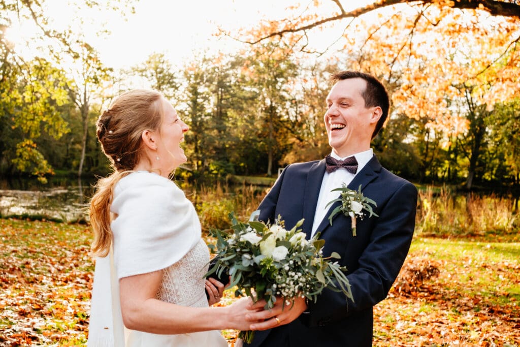 Lachende bruidegom tijdens fotoshoot herfst